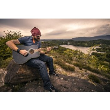 FÉMHÚROS AKUSZTIKUS GITÁR