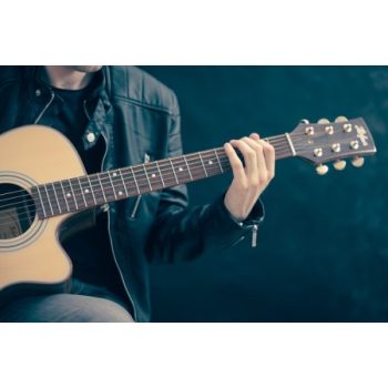 ELEKTROAKUSZTIKUS GITÁR